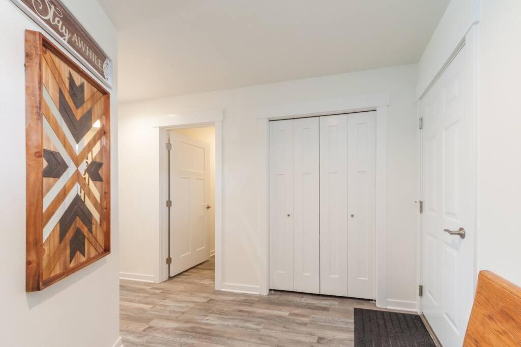 Modern Decor & Style King Bed Wifi With Garage * Spokane