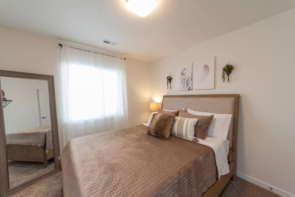 Modern Decor & Style King Bed Wifi With Garage Holiday home *