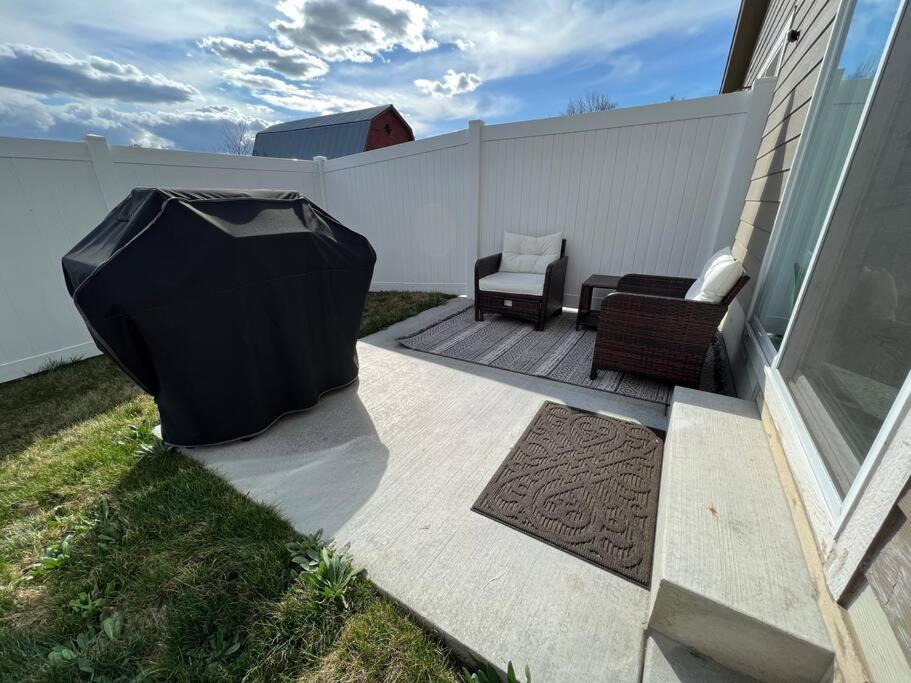 Modern Decor & Style King Bed Wifi With Garage Holiday home Spokane