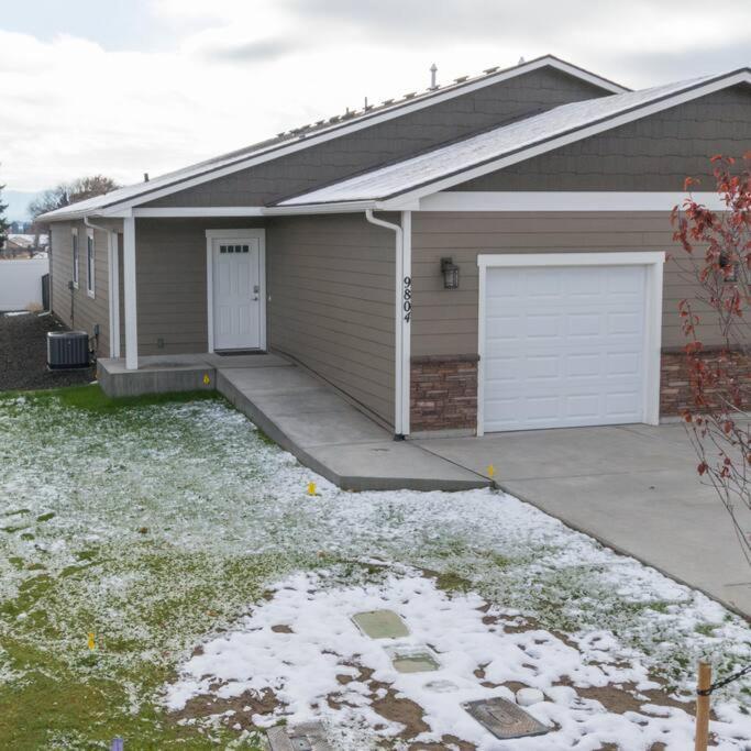 Modern Decor & Style King Bed Wifi With Garage Holiday home Spokane