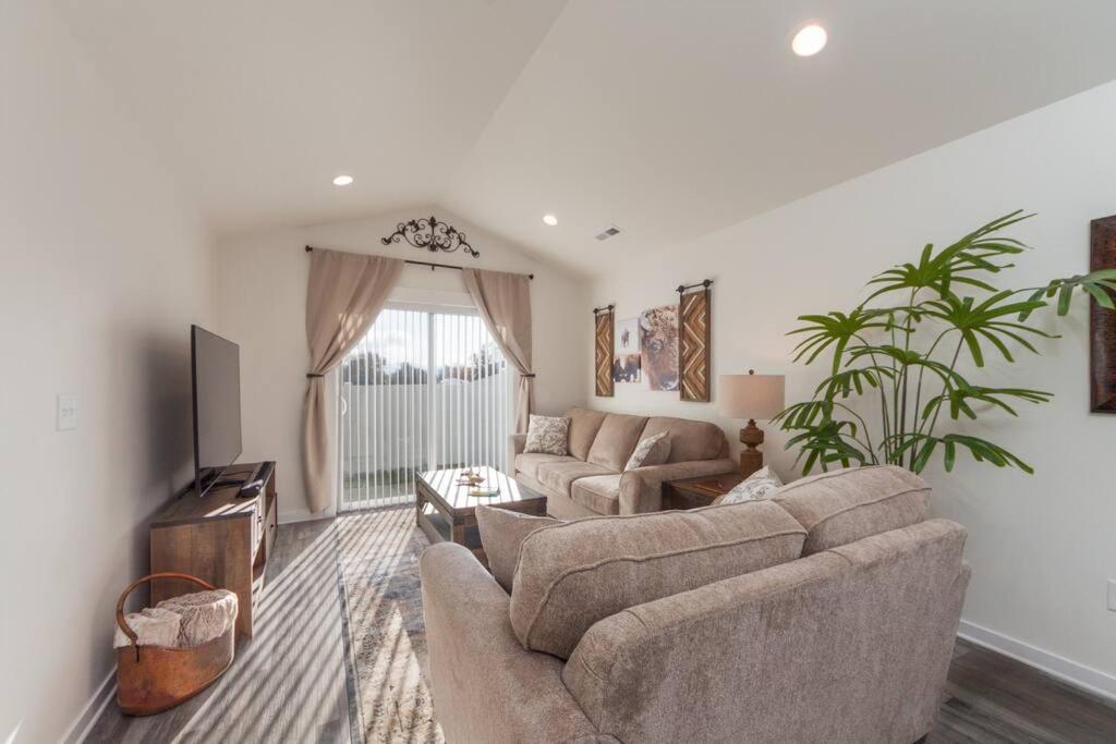 Modern Decor & Style King Bed Wifi With Garage * Spokane