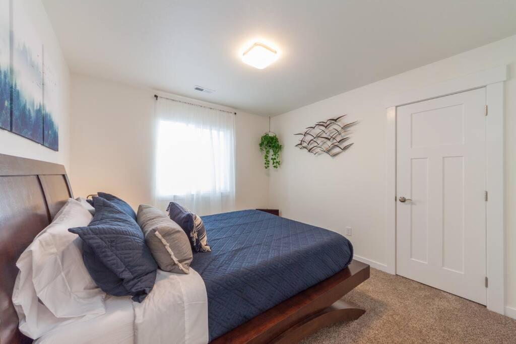 Modern Decor & Style King Bed Wifi With Garage Holiday home *
