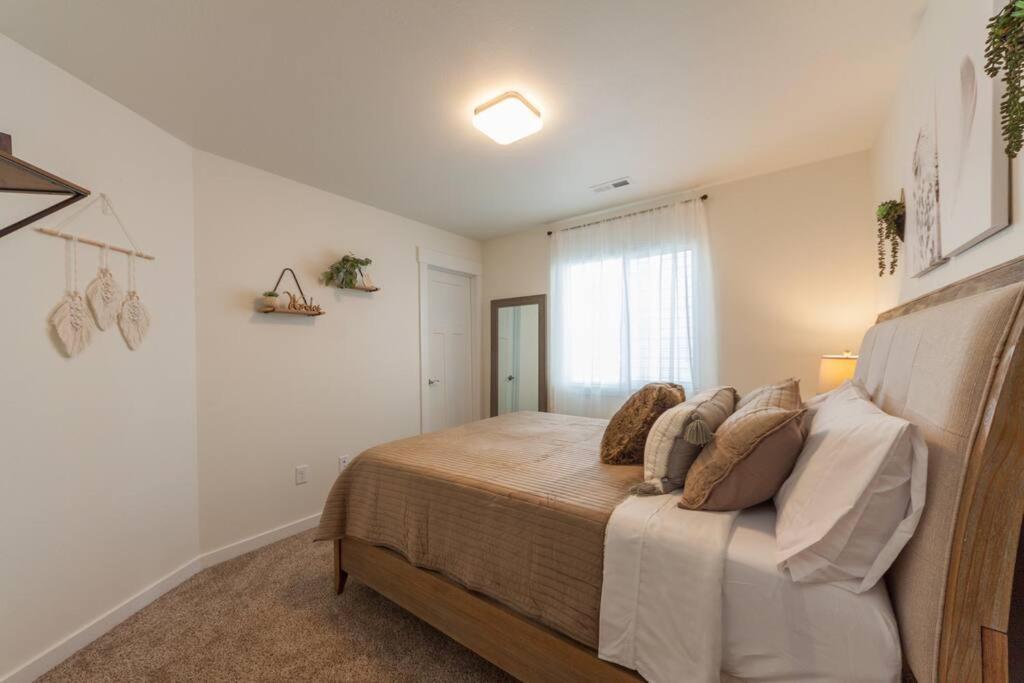 Modern Decor & Style King Bed Wifi With Garage Holiday home